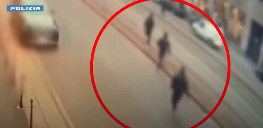Milano – Rapina violentissima in centro: gli spaccano il naso a calci e pugni per rubare il Rolex. Tre arresti