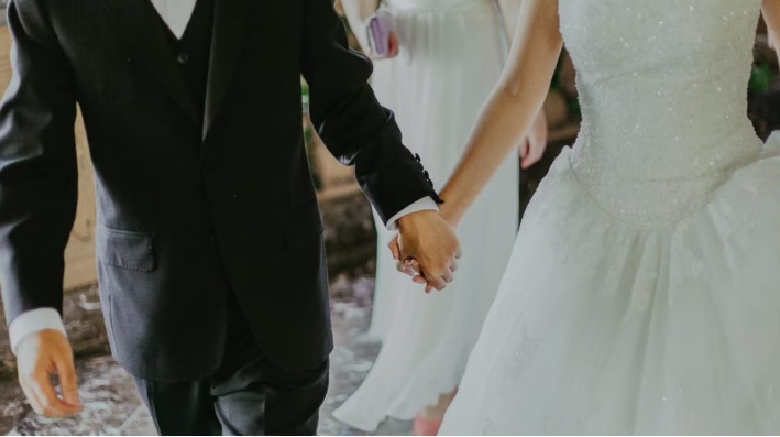 Lombardia – Sposo ubriaco minaccia proprietaria del ristorante perché non arriva più vino. Finisce in tribunale