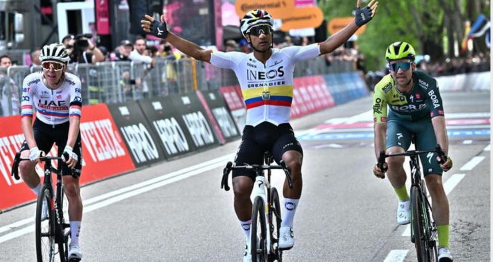 E’ subito spettacolo Giro d’Italia – Vittoria allo sprint e tripudio di folla: ecco la prima maglia rosa