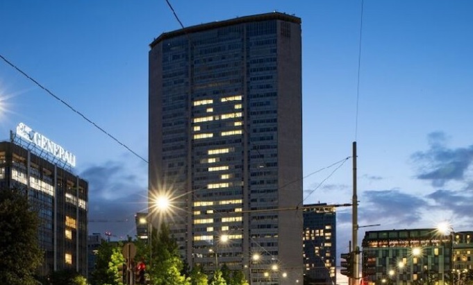 Milano – Il Pirellone si illumina per ricordare Falcone e la sua scorta, uccisi dalla mafia