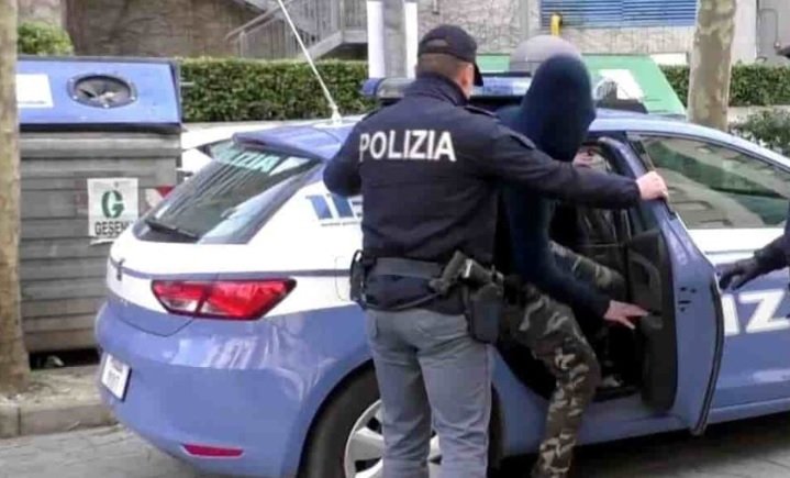 Milano – Rapina con pistola una donna, davanti al suo portone di casa. Peruviano arrestato