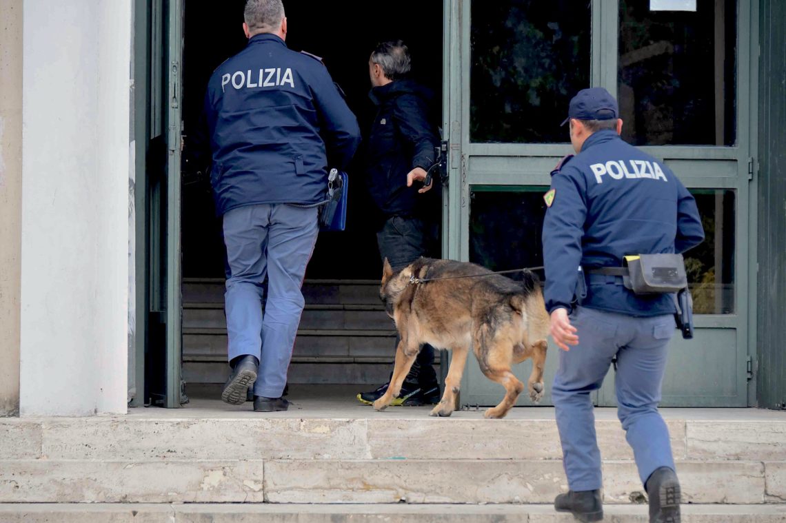 Milano – Prof trovato morto nel bagno della scuola. Sul posto la polizia