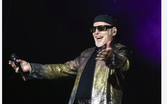 Milano – Vasco Rossi premiato dal presidente Fontana: “A Milano un ‘popolo’ straordinario”