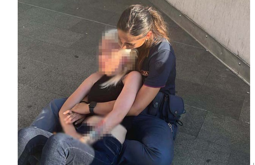 Lombardia – L’abbraccio che salva la vita: ragazza si butta nel vuoto per uccidersi. Salvata dalla poliziotta