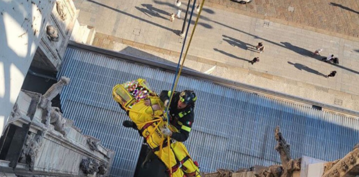 Milano – Turista sviene sulle Terrazze del Duomo: calata dall’alto dai pompieri e salvata