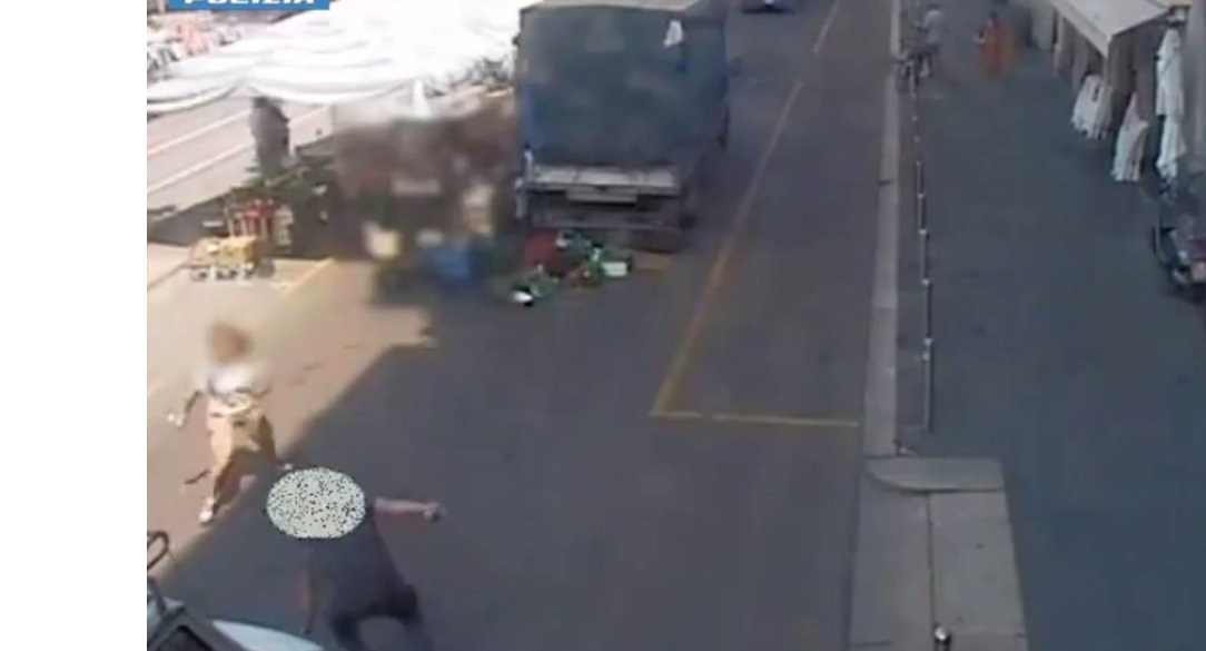 Milano – Sudamericani rubano borse al mercato, ecco la loro tecnica. Tre arresti