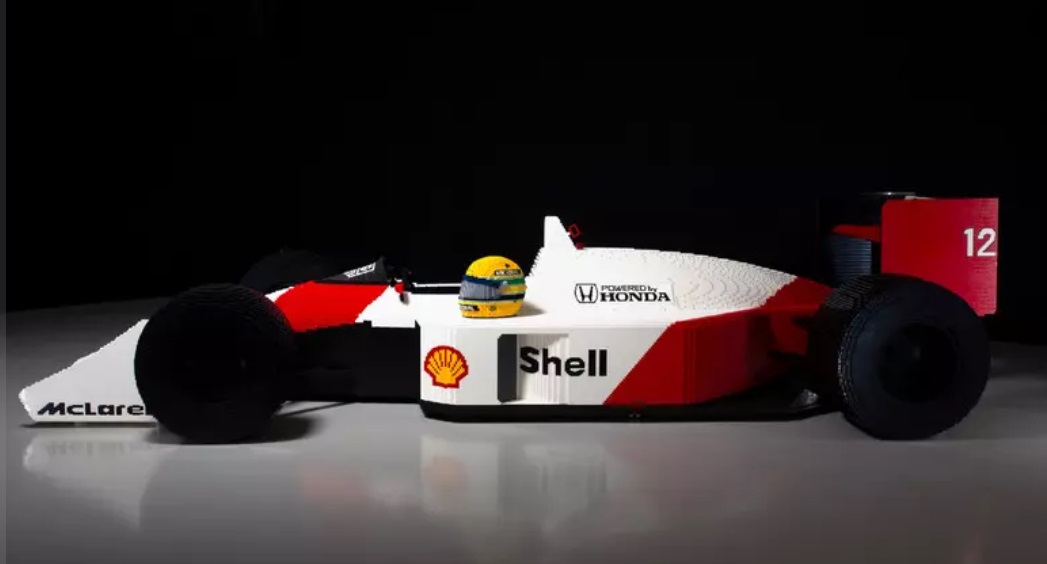 A Milano la leggendaria McLaren di Ayrton Senna – La bellissima opera in Lego, realizzata con 400mila mattoncini