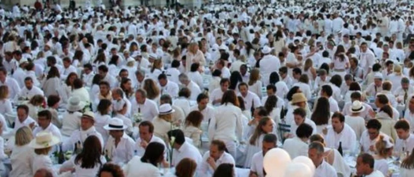 A Milano torna “La Cena in bianco sotto le stelle”: cena in “total white”, attese tantissime persone – L’evento