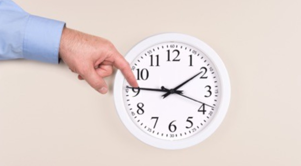 Stanotte torna l’ora solare: lancette indietro di un’ora – E in migliaia firmano: “Teniamo l’Ora legale  tutto l’anno”