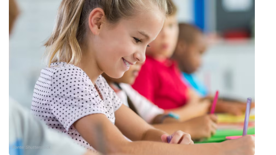 In Svezia si torna a carta e penna a scuola: “Addio a tecnologia e digitale, sono dannosi”