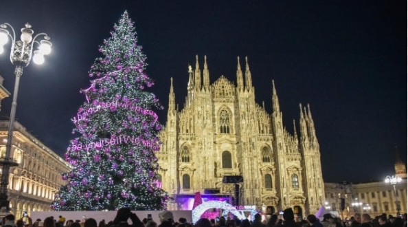 Milano – Domani si accende l’Albero di Natale più amato, in piazza del Duomo. L’albero di 29 metri illuminerà la piazza