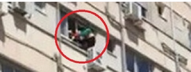 Milano – Ragazzo vuole lanciarsi dalla finestra: salvato all’ultimo dalla polizia