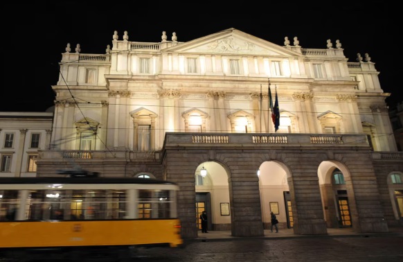 Milano – Torna a splendere la storica facciata del Teatro alla Scala: completati i lavori attesi da 20 anni