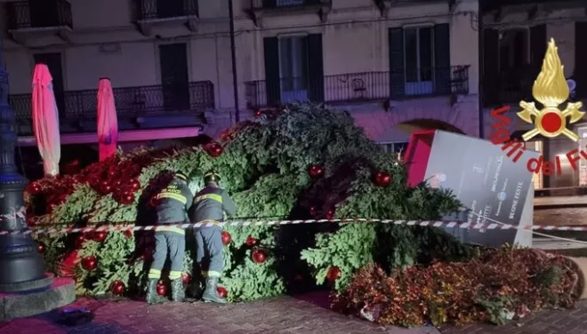 Lombardia – Vento fortissimo, crolla grosso Albero di Natale in pieno centro a Como
