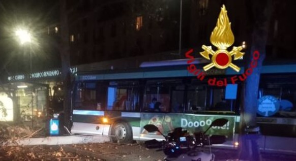 Milano – Paura in strada: autobus si schianta contro albero, feriti fra i passeggeri