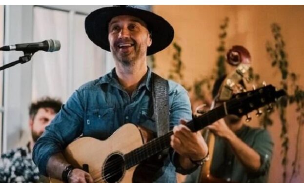 Milano – Concerto a sorpresa di Joe Bastianich in piazza del Duomo: ecco perché