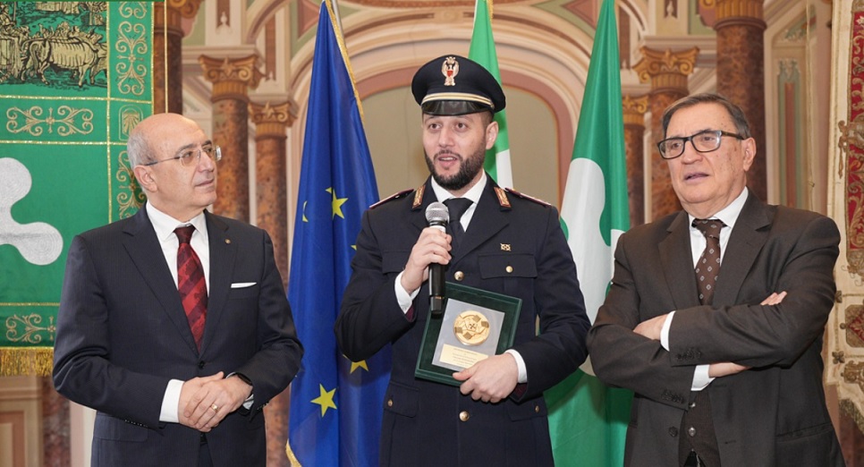 Milano – Premiato il poliziotto-eroe: “Ha rischiato la vita a Lambrate per la sicurezza di tutti, Milano lo ringrazia”