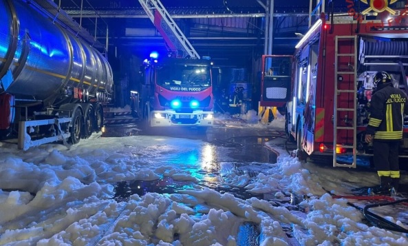 Milano – Esplode fusto, azienda chimica in fiamme. Ci sono feriti