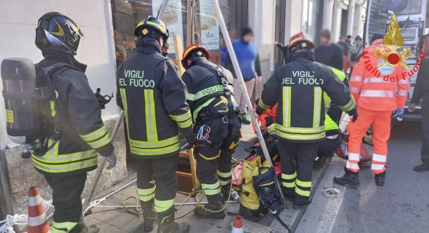 Lombardia – Donna cade in un tombino: un volo di 4 metri