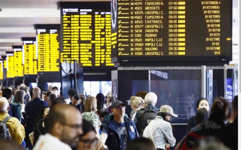 Milano – Treni bloccati per un guasto elettrico: ritardi fino a 4 ore e cancellazioni. E’ il caos: “Evitate gli spostamenti”
