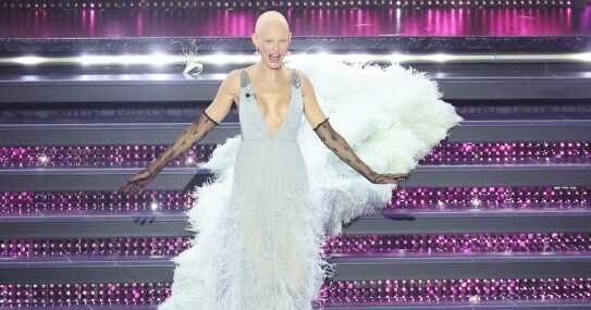 Sanremo, la lodigiana Bianca Balti incanta al Festival e mostra le cicatrici delle cure: “Celebro la vita oltre il dolore”
