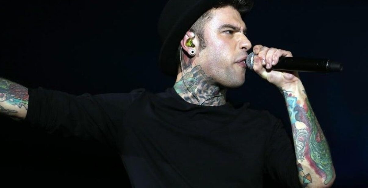 “Chiara Ferragni me la dà…” E Fedez impazzisce, fermato dal bodyguard – Tensione a Sanremo