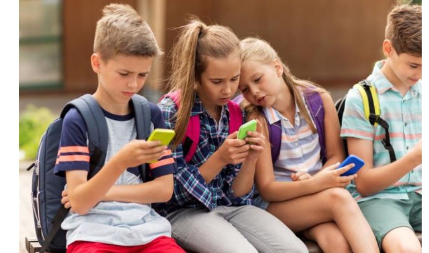 L’uso dei social è sempre più precoce – E abbassa i voti a scuola: ecco l’indagine senza precedenti