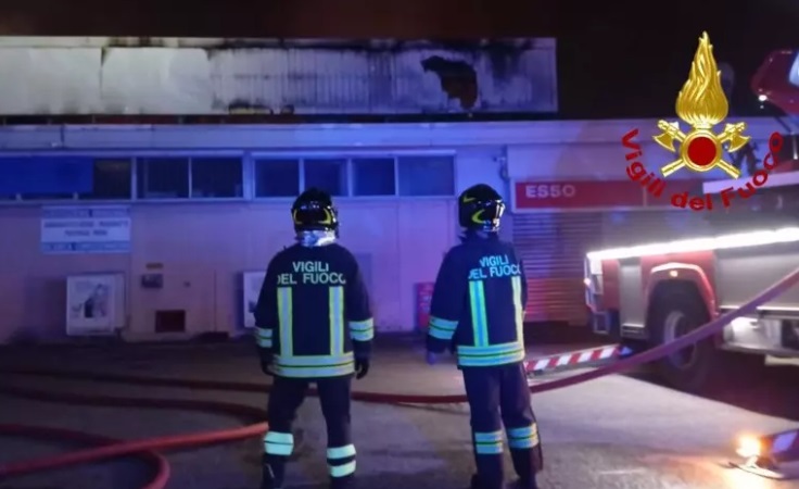Milano – In fiamme l’Ortomercato di Milano: a fuoco 2500 mq. L’intervento dei Vigili del Fuoco