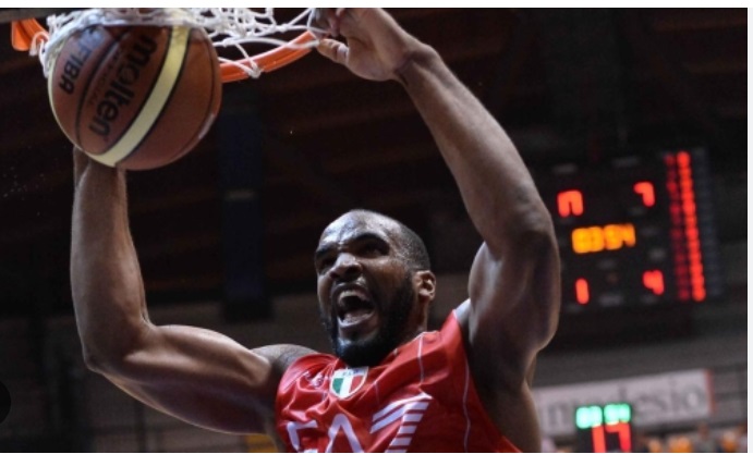 Milano – Torna libero dopo l’arresto l’ex stella dell’Olimpia Samardo Samuels. Fuori dall’aula ripete: “Sono un campione!”