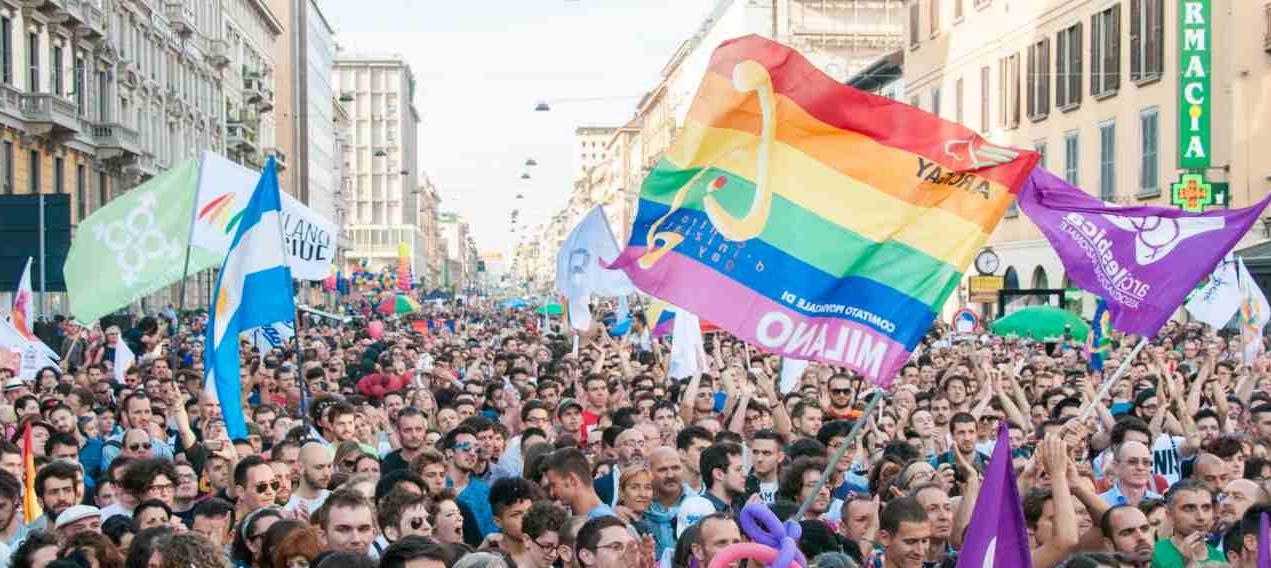 Milano – L’Onda arcobaleno invade la città: successo per il Pride. Gli organizzatori: “Siamo in 350mila”