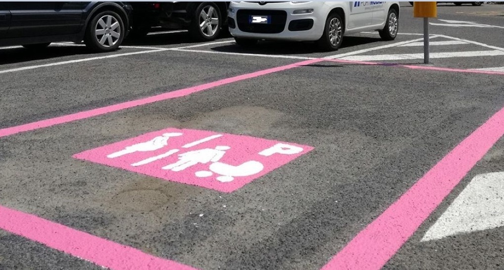 A Milano arrivano i nuovi ‘posti auto rosa’, riservati a donne in gravidanza o con figli piccoli. La novità
