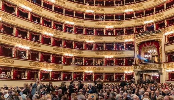 Milano – Alla Scala non si entra in ciabatte e canottiera: arriva il divieto per i turisti (e non solo)