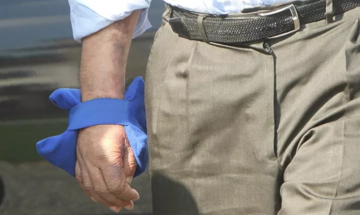 Follia in Lombardia – Ubriaca ‘azzanna’ addetto alla Sicurezza alla sagra – Il dente resta conficcato nel braccio