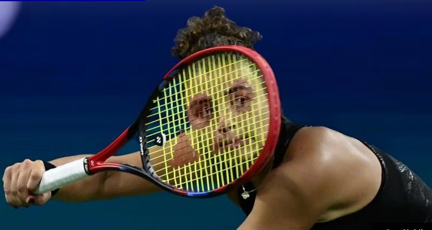 “Ecco lo scatto dell’anno” – La foto irripetibile di Jasmine Paolini: il volto della tennista inquadrata nel logo della racchetta