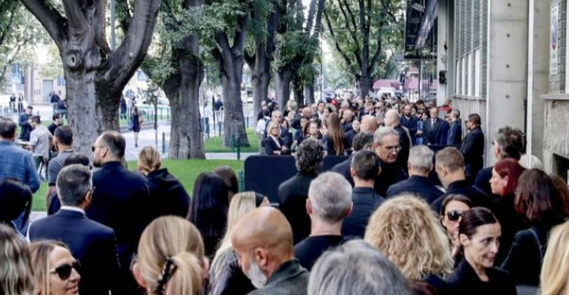 Milano – In tantissimi in fila per salutare Armani. Milanesi e Vip per l’ultimo saluto a Re Giorgio