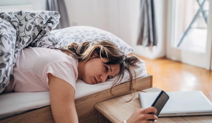 “Marcire a letto” con il telefono in mano, è la nuova tendenza della Gen Z – Allarme per il ‘bed rotting’: spopola su TikTok e rovina i ragazzi