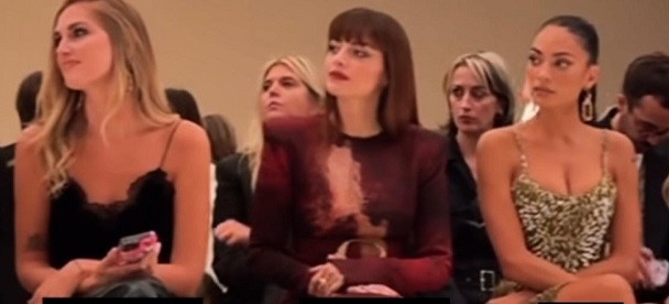 Milano – Chiara Ferragni torna in pubblico in grande spolvero: eccola alla ‘Fashion Week’ con Elodie e Annalisa: “Verso una nuova vita professionale”