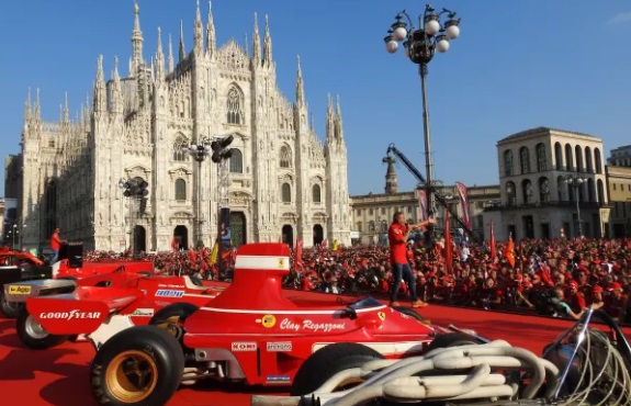 Milano – Entusiasmo in piazza Duomo per la Ferrari: una folla saluta Leclerc e Hamilton