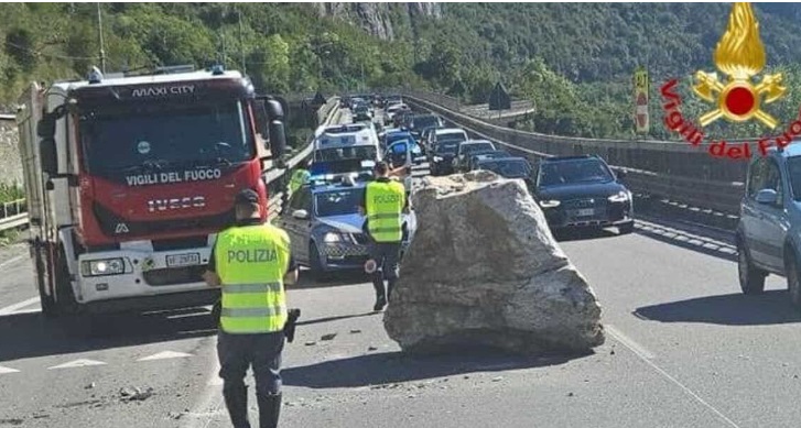 Paura in Lombardia – Masso gigante si stacca e crolla sulla Statale: sfiorata la tragedia. Cosa è successo
