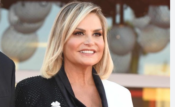 Milano – “Lurida figlia di Satana”: Minacce di morte e insulti a Simona Ventura. Scatta la denuncia: cosa è successo