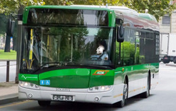 Paura a Milano – Autobus esce di strada per evitare auto pirata. Ci sono feriti