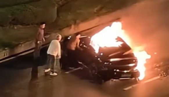 Maniglie elettroniche: non riesce ad aprire le portiere e muore bruciato – Il tremendo incidente