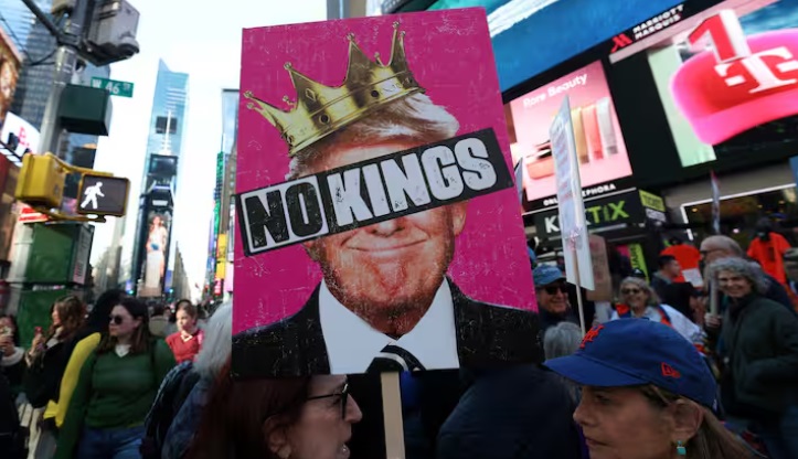 USA, ripartono le manifestazioni di massa contro Trump: “No Kings!”- E lui risponde con un video, ‘lanciando’ letame