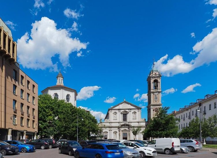 Milano – La centralissima piazza Santo Stefano diventa pedonale: verde, fiori e alberi a due passi dal Duomo