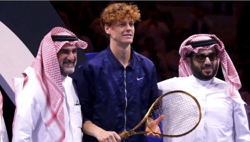 Sinner, non vince solo il premio da 6 milioni a Riad. Si aggiudica anche una Racchetta d’Oro massiccio. Ecco quanto vale