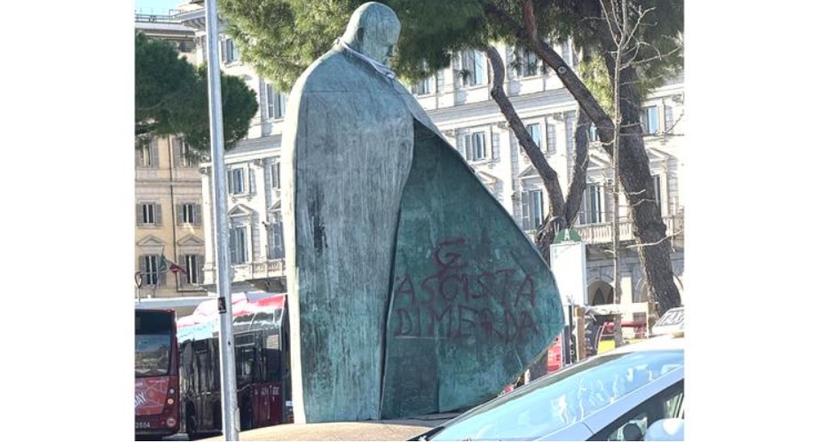 Imbrattata la statua di Papa Wojtyla durante la manifestazione pro-Palestina – Rabbia Meloni: “Atto indegno”