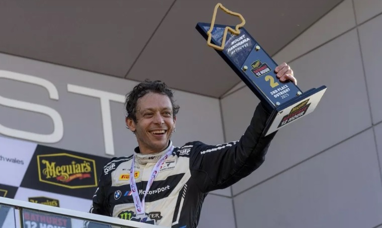 Eterno Valentino Rossi – Trionfa a Indianapolis 17 anni dopo il successo in MotoGP: una giornata storica!