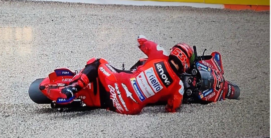 Moto Gp – Marco Bezzecchi trionfa a Valencia. Paura per Bagnaia, caduto in gara