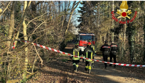 Milano – Orrore fra i passanti: un cadavere emerge dal canale