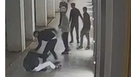 “Milano come il Bronx” – La rabbia del padre del ragazzo accoltellato dal branco: “E’ vivo per miracolo”